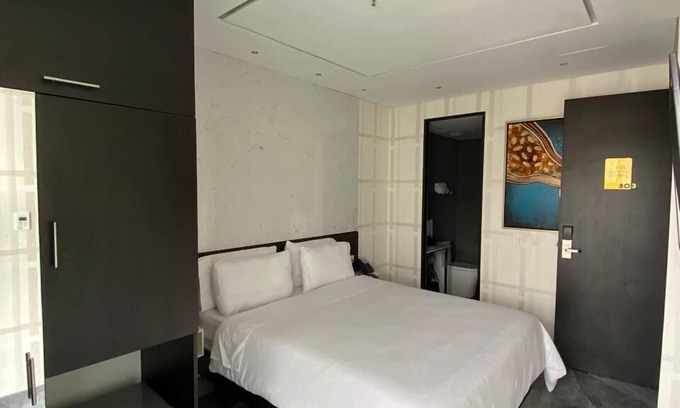 El Poblado Hotel | Luxury room with amazing view and jacuzzi on balcony