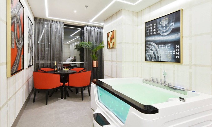 El Poblado Hotel | Luxury Room with Jacuzzi