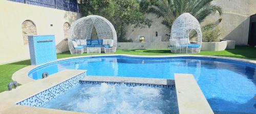 Al Ahyaa Villa | Luxury Royal Blue Family Villa 8pers private pool
