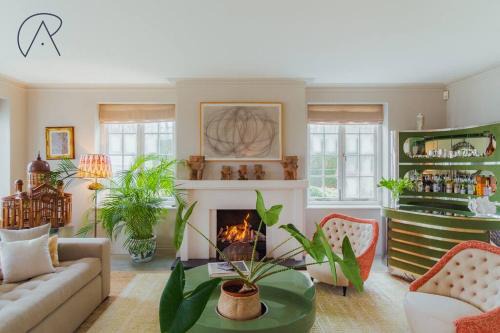 Wooburn Moor House | Luxury Rural Family Getaway with Tennis Court