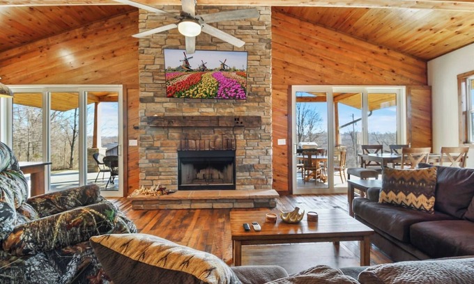 Hudson Cabin | Luxury Rustic Cabin! Over 160 Acres w/trails