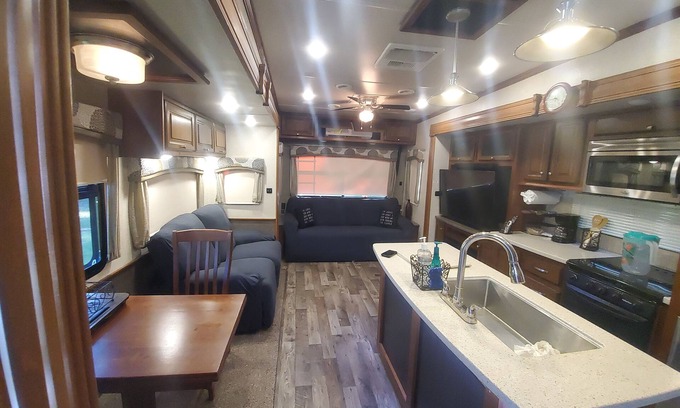 Geneva House | Luxury RV nested in a country setting, Only 9 minutes from Sanford airport!