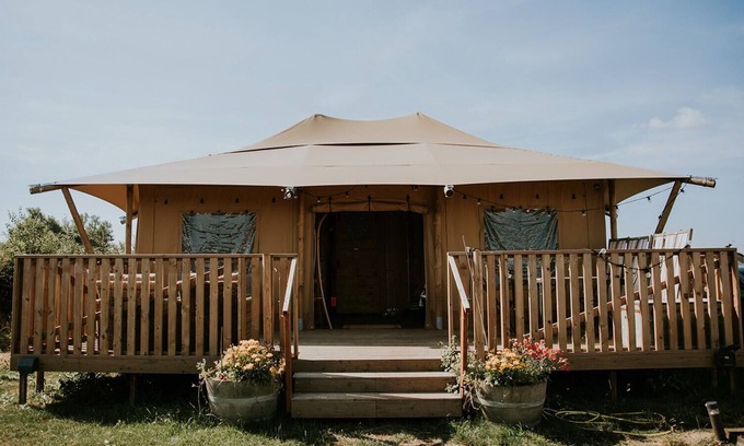 Chittering Apartment | Luxury Safari Tent Lodge with Wood Fired Hot Tub