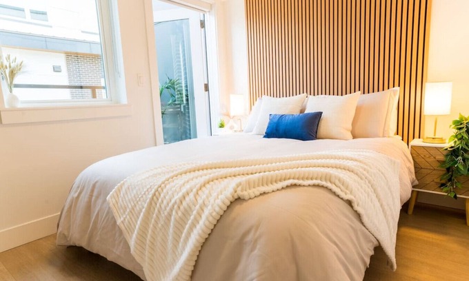 Lower Lonsdale Apartment | Luxury Scandinavian Suite| Cozy and Bright