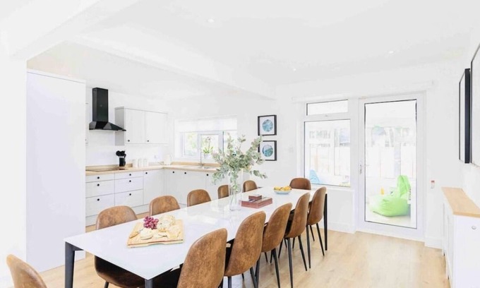 New Forest District Ski Chalet | Luxury SeaWay sleeps 12, playroom/xbox/hot tub/private chef