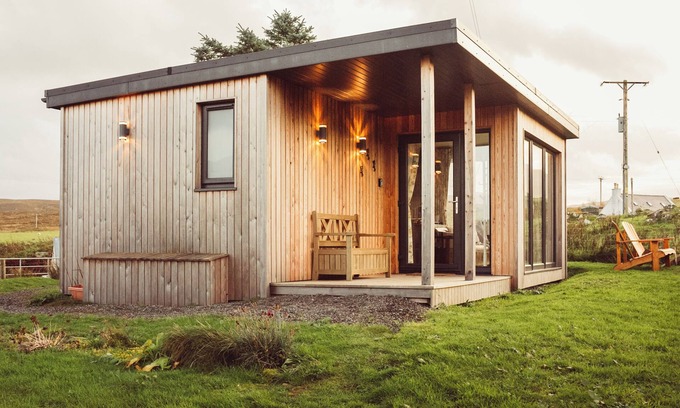 Digg Cabin | Luxury self-catering cabin - panoramic mountain views, short walk from the beach
