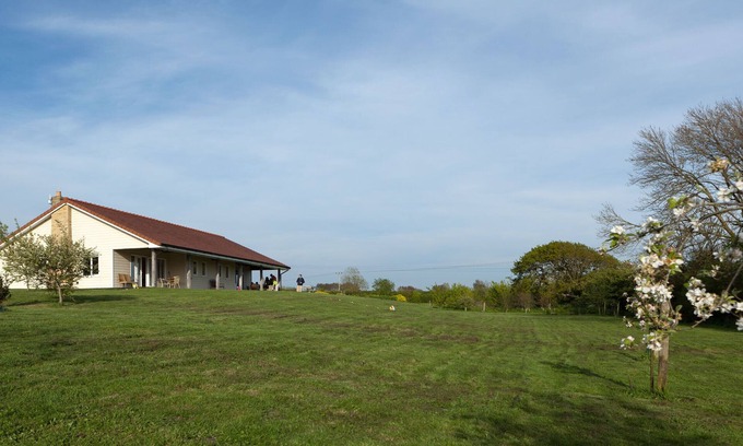 Yarmouth House | Luxury self catering level entry bungalow in a meadow, near coast and country