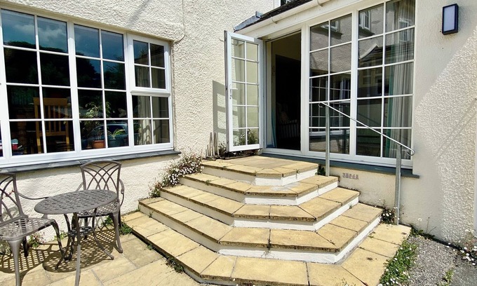 Tregony Apartment | Luxury Self Contained Studio on the Roseland Peninsula. En-suite, Parking, Wifi