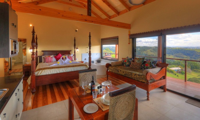 Balmoral Ridge House | Luxury self-contained villa with double bed, double spa, fireplace, and kitchen.
