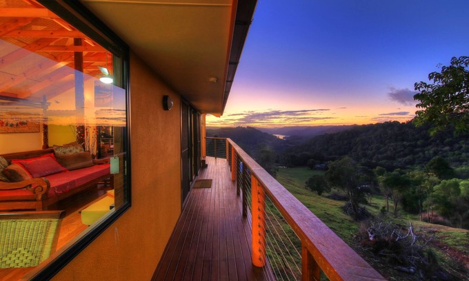Balmoral Ridge House | Luxury self-contained villa with king bed, double spa, fireplace, and kitchen.