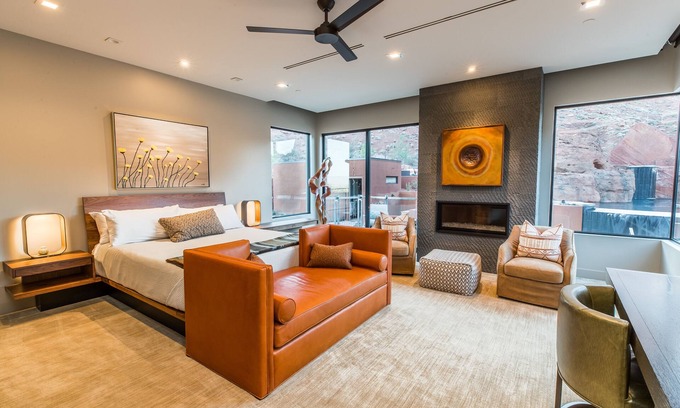 Ivins House | Luxury Service 2 King Suites & PRIVATE Pool – Sleeps 4 – Daily HK