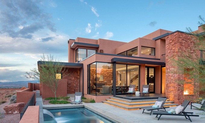 Ivins House | Luxury Service 3 Kings and Bunks & PRIVATE Pool - Sleeps 12 - Daily HK