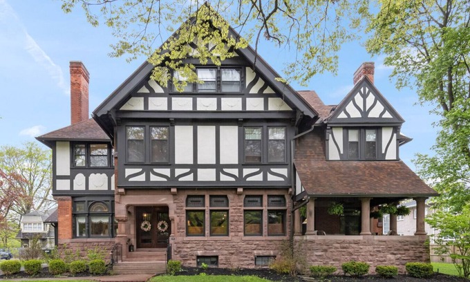 East Avenue House | Luxury * Seven Chandelier * Mansion