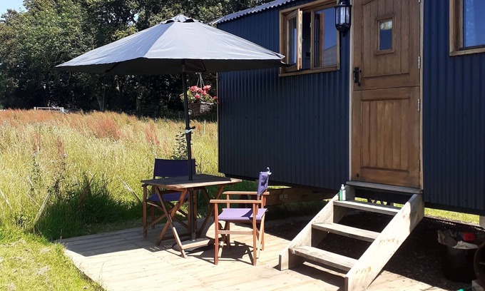 Polegate Cabin | Luxury shepherd's hut with sunset veiws