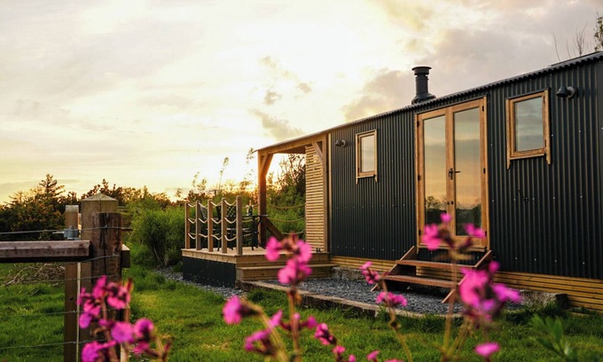 Menai Bridge Apartment | Luxury Shepherds Hut with hot tub, firepit and gas barbeque