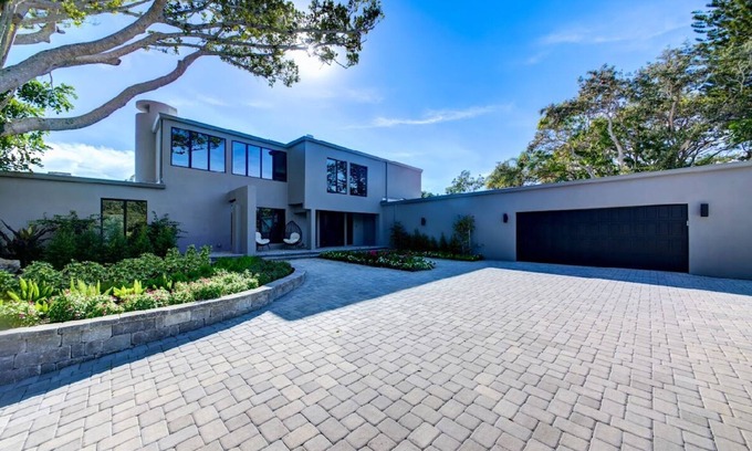 Siesta Key House | Luxury Siesta Key Wellness Retreat. 5-10 min walk to Siesta Beach and Village