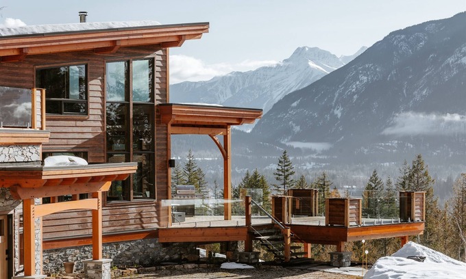 Revelstoke Cabin | Luxury Ski Chalet in Revelstoke - Stunning Views & Ultimate Privacy