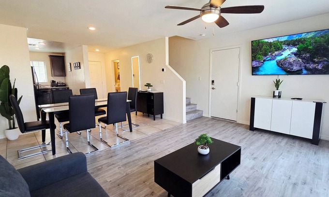 Sunrise Manor House | ⭐️ Luxury, Sleek & Modern Vibes! Stylish home just 15 min to Downtown! ✅️