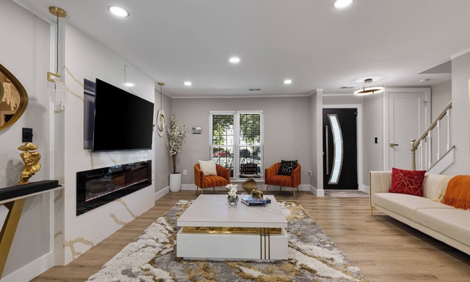 Lake Ridge Condo | Luxury Smart home