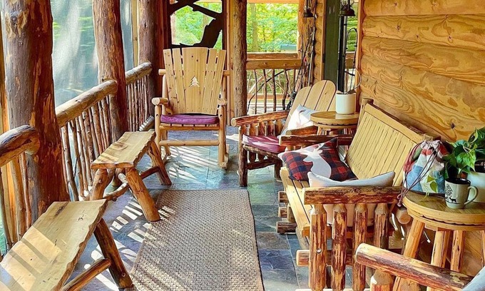 Pond Eddy House | Luxury Spa Cabin by the Creek w Hot Tub, Luxury Spa Cabin by the Creek w/Hot Tub