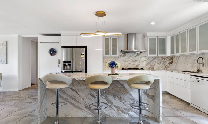 Toorak Apartment | Luxury spacious 3-bedroom Suite on exclusive Lansell Rd, Toorak