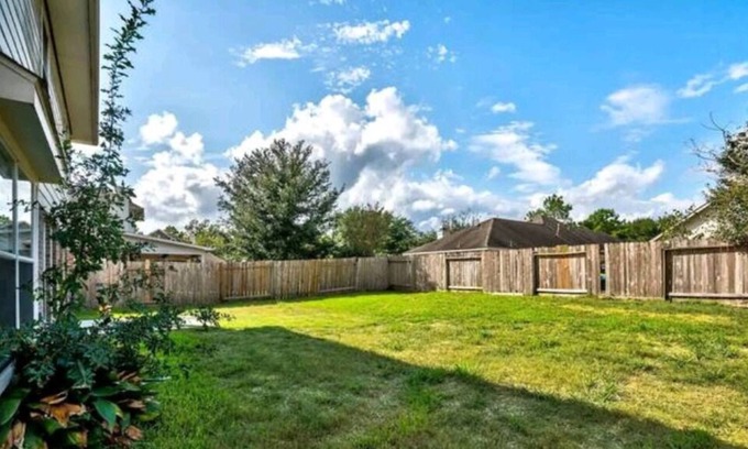 Cypress House | Luxury Spacious 5 bedroom Home with FREE WiFi and parking