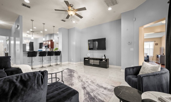 Southside House | Luxury Spacious 5-bedroom house in Jacksonville with AC, WiFi, fitness equipment