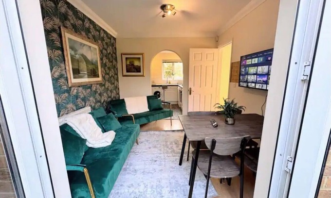 Willesborough House | Luxury spacious Detached Ashford Home with parking & garage
