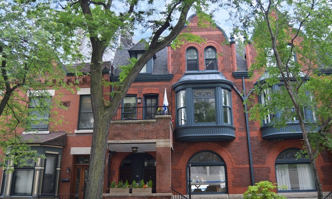 Park West Condo | Luxury, spacious first floor brownstone in east Lincoln Park