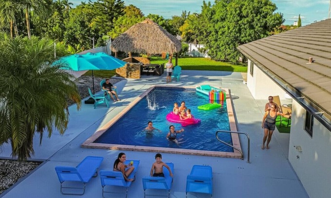 Country Walk House | Luxury & Spacious/Large pool/BBQ/Game room/Pool