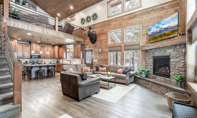 Island Park House | Luxury Spacious Lodge w/Dock, Hot Tub Firepit, 25 Mi to Yellowstone - Henry's Lake Hideaway