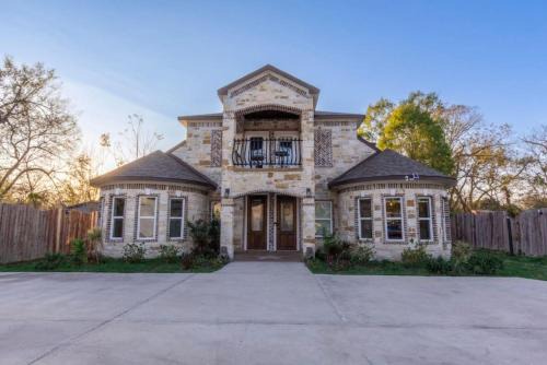 Northside House | Luxury Spanish Style Getaway