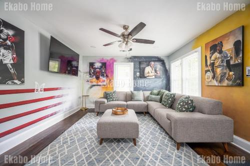 Marietta House | Luxury Sports Art Gallery - 15 mins to ATL Battery