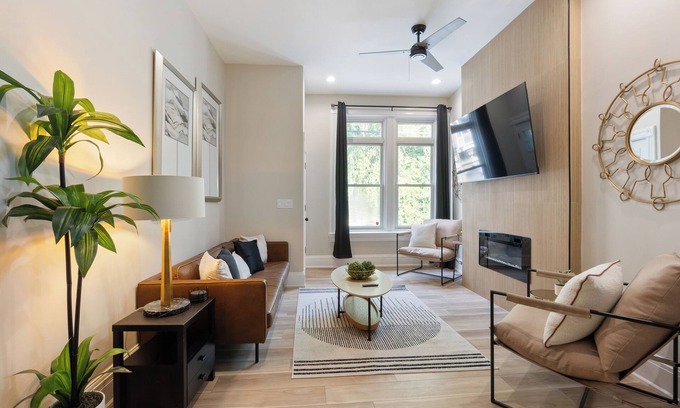 Mount Auburn House | Luxury stay in a 3-bedroom townhome in Cincinnati, OH