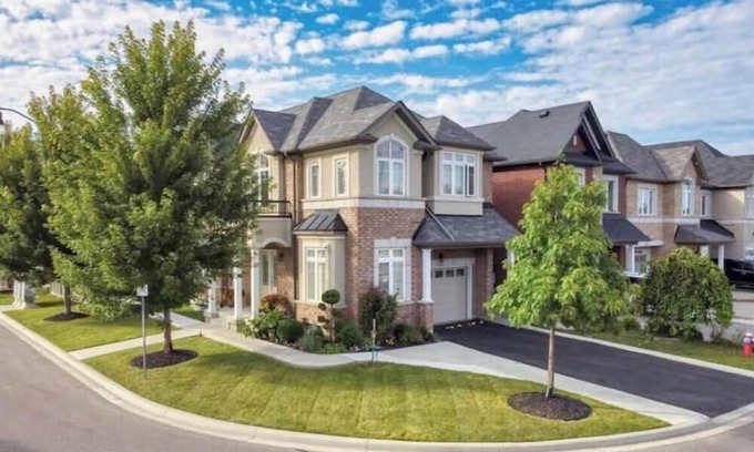 Brampton House | Luxury Stay in Brampton: 3 Private Rooms 3 Beds