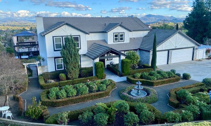 Felicita House | Luxury Stay in San Diego. 5BR/3BA with Mountain views and hot tub