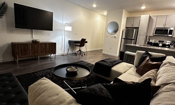 Richmond Apartment | Luxury stay in the heart of the city and minutes from downtown! Free Parking!