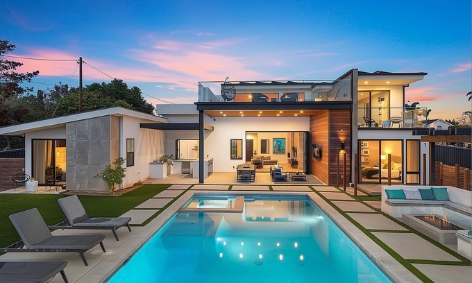 Encinitas House | Luxury Stay w/Pool, Spa, Fire Pit, Outdoor Lounge & Stunning Ocean Views | Encinitas Retreat