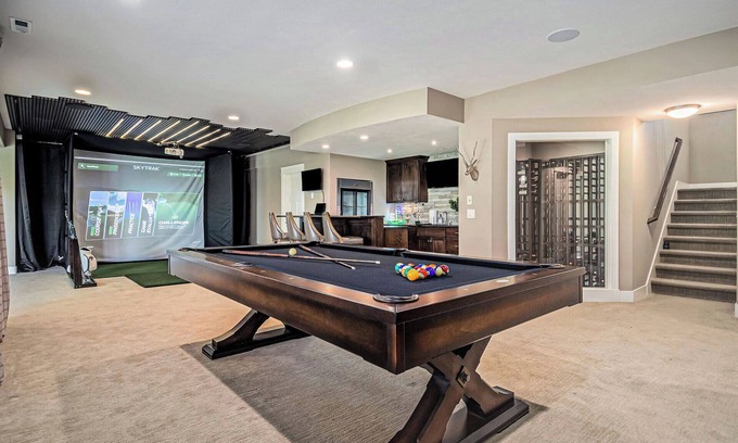 Elkhorn House | Luxury Stay with Golf Simulator and 3 King Bedrooms!