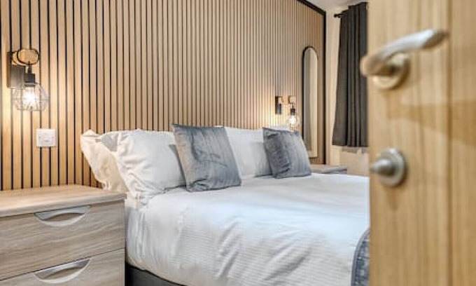 Priors Marston Apartment | Luxury Stockton Studio Rooms, Free WiFi & Parking