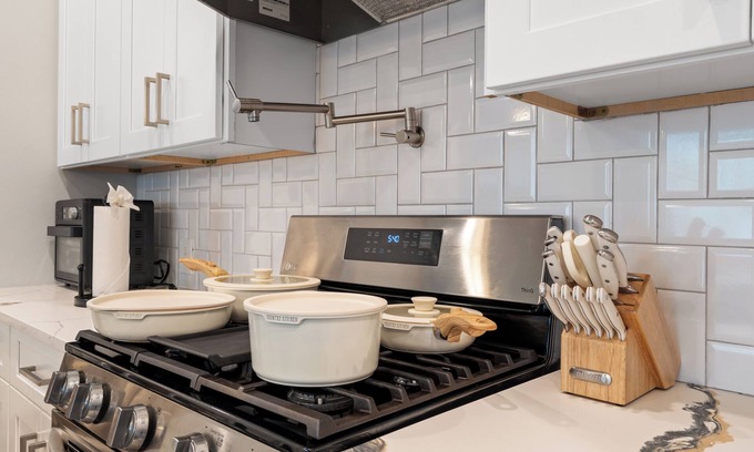 North Houston House | Luxury Style 3-bedroom house sleeps 9+with WiFi and AC near downtown Houston