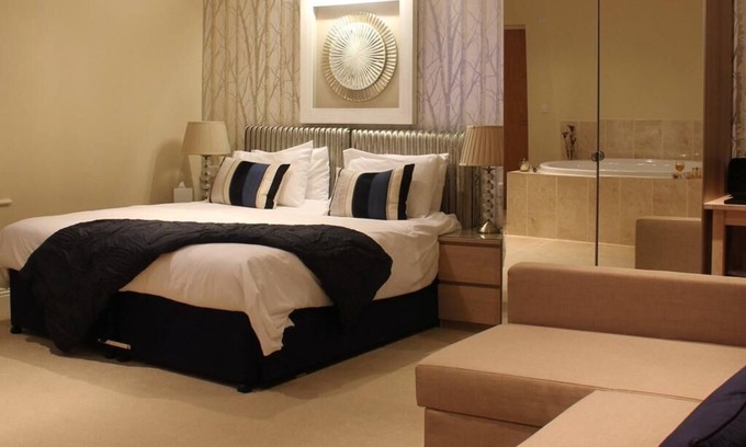 Yeovil Bed & Breakfast | Luxury Suite Ensuite with Bath at The Keep