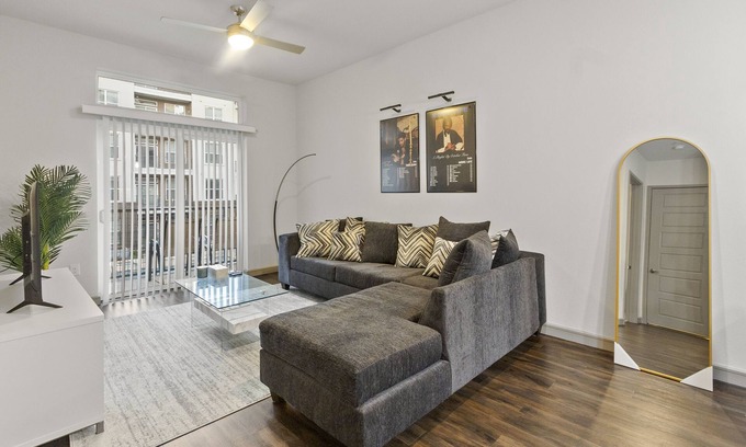 Central Business District Apartment | Luxury Suite in Downtown Houston