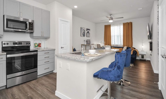 Spring Branch East Apartment | Luxury Suite ⭐️ King Bed ⭐️ Pool View ⭐️ Gym ⭐️ Workspace