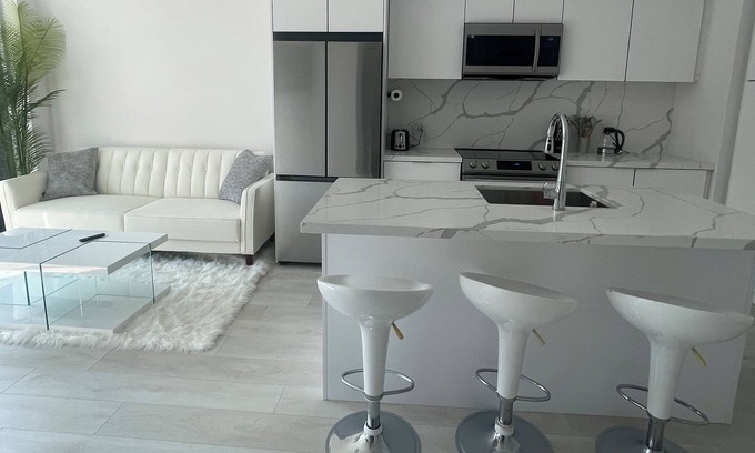 Innisfil Condo | LUXURY SUITE | POOL | HOT TUB +++