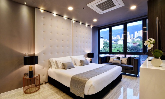 Zona Rosa Apartment | Luxury Suite w/Balcony at the heart of Lleras Park