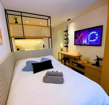 Agua Verde Apartment | Luxury Suite with Balcony & Wine | Batel Premium