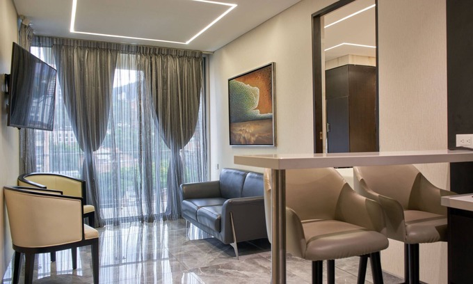 Las Lomas I Hotel | Luxury Suite with jacuzzi and balcony