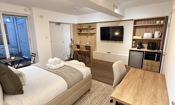 Kings Cross St. Pancras Apartment | Luxury Suite with Sauna
