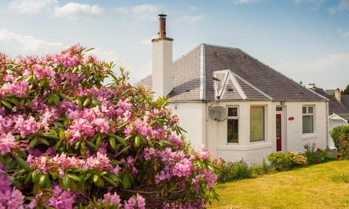 Achachork House | Luxury Super Central Cottage with a Hot Tub/Gym